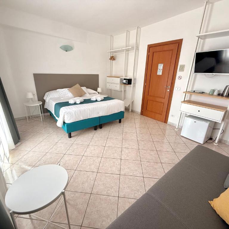 Albergo Vittoria - Camera Matrimoniale/Doppia con Letti Singoli con Vista Lago. - 13