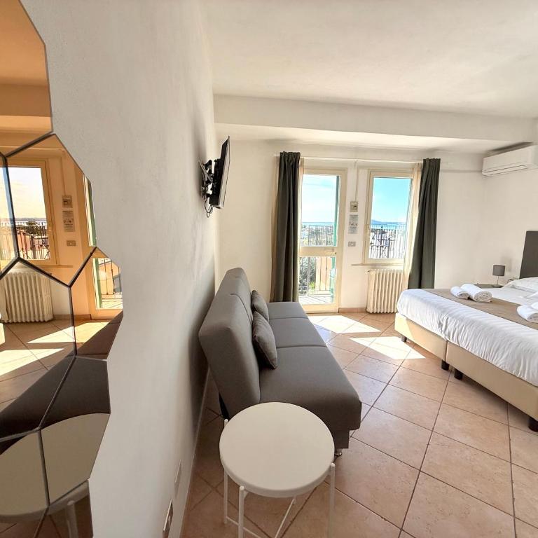 Albergo Vittoria - Camera Deluxe Matrimoniale/Doppia con Letti Singoli con Vista Lago - 3