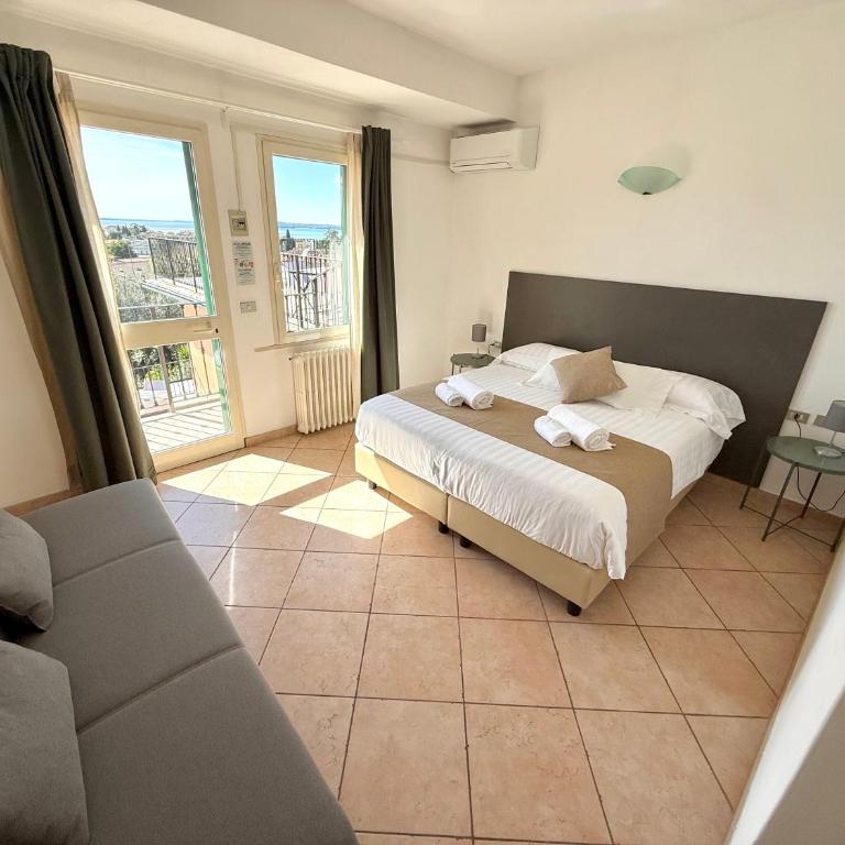 Albergo Vittoria - Camera Deluxe Matrimoniale/Doppia con Letti Singoli con Vista Lago - 1