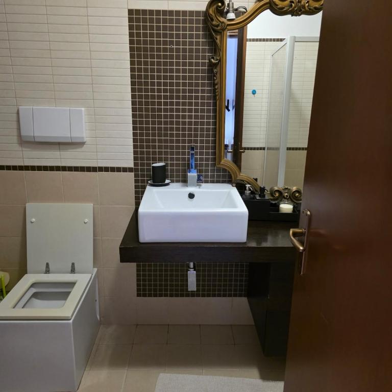 Modern Apartment with Pool & Lake View Luino - Apartamento de 1 dormitorio - 7