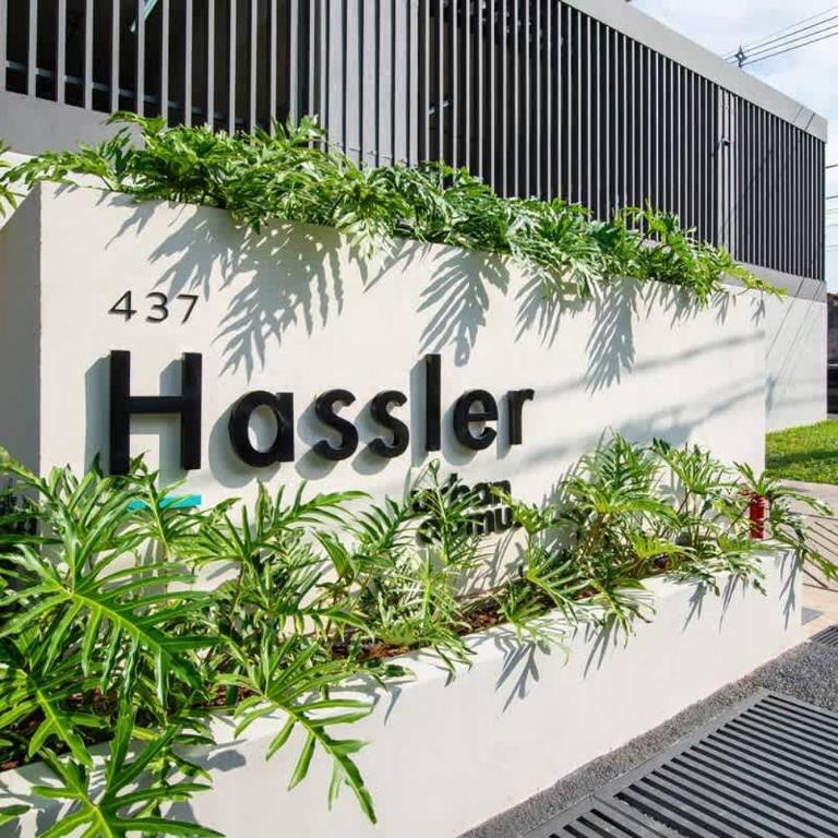 Luxury Retreat Modern 1BR Pool and Gym 704 - Apartment - 8