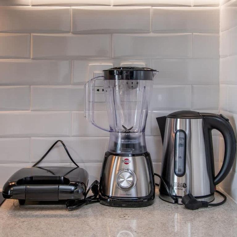 Luxury Retreat Modern 1BR Pool and Gym 704 - Apartment - 29