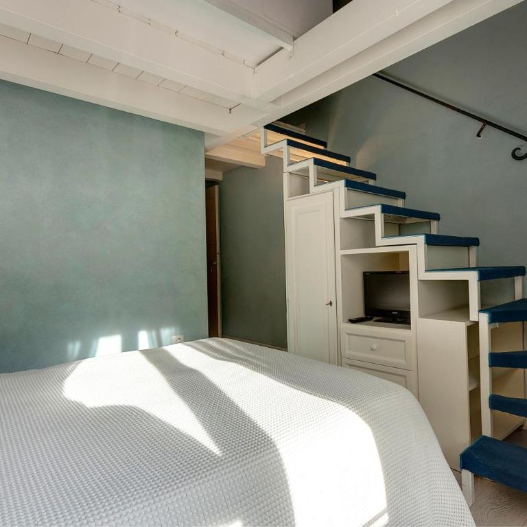 LM Suites Spagna - Camera Tripla - 12