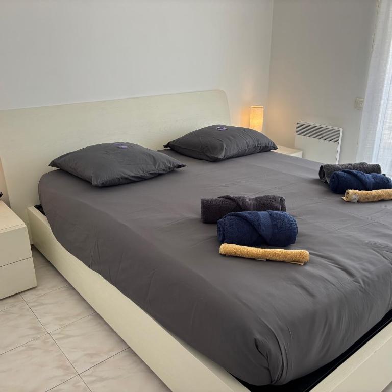 Dream vacation Apartment - Sea view, Pool, Park, 2 Min Walk to Beach, Parking - One-Bedroom Apartment - 8