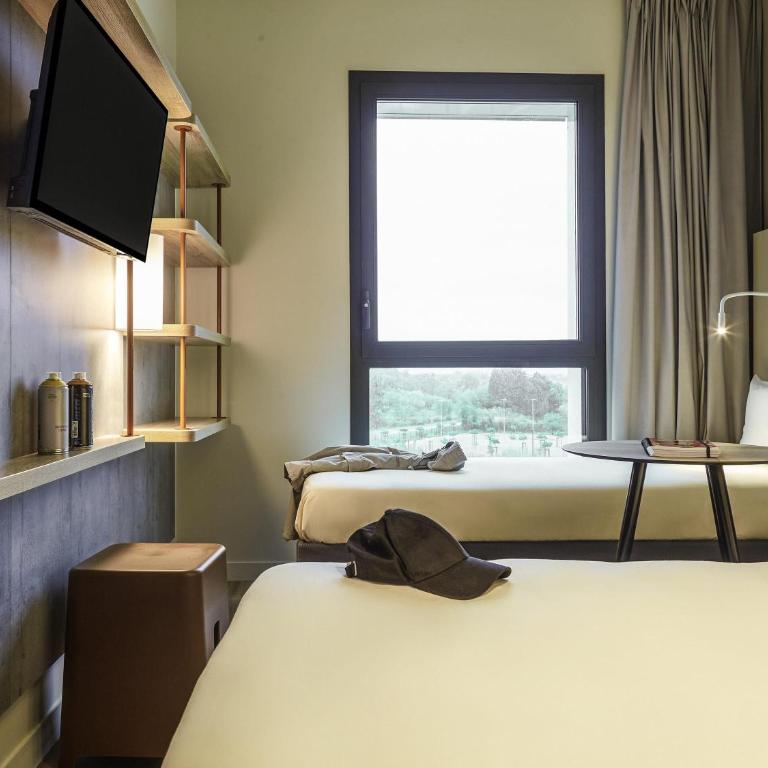 Ibis Budget Montpellier Aéroport Parc Des Expos - Chambre Triple avec 2 Lits Simples et 1 Lit d'Appoint - 2
