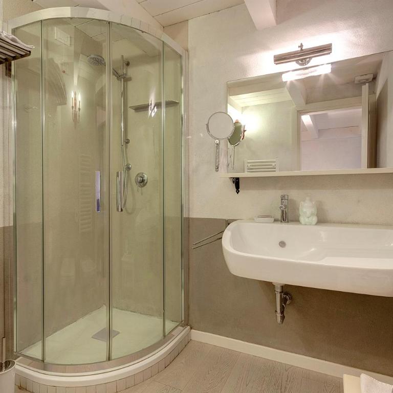 LM Suites Spagna - Camera Matrimoniale - 20