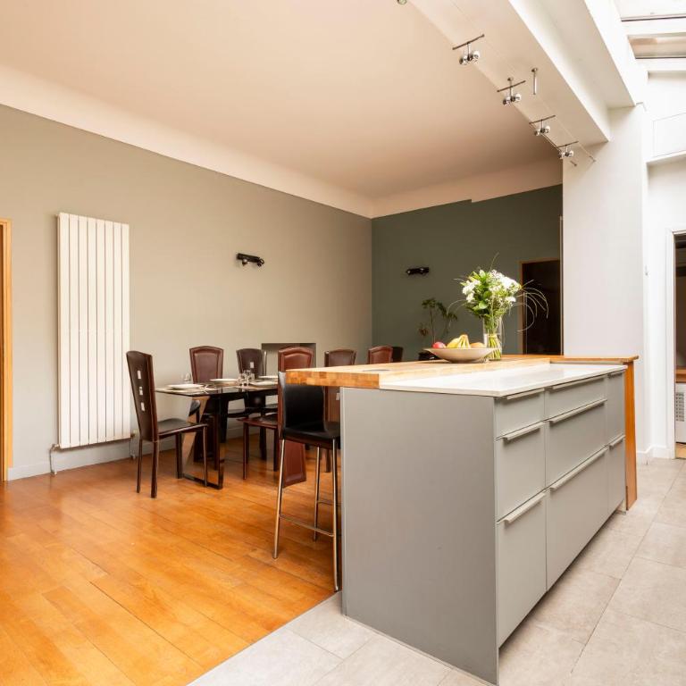 Arc de Triomphe - Home in City - AC & Parking - Casa de 5 dormitorios - 28