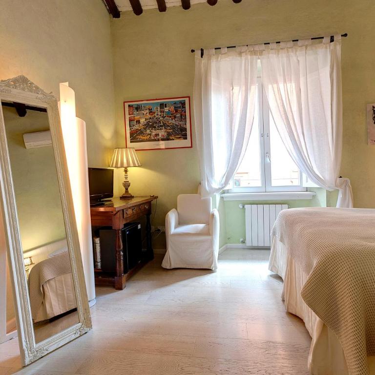 LM Suites Spagna - Camera Matrimoniale - 11