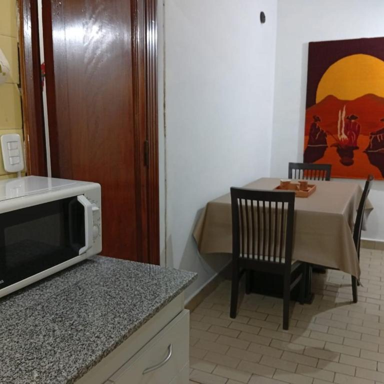 Departamento luminoso, de ambientes amplios, cerca de todo - Two-Bedroom Apartment - 7