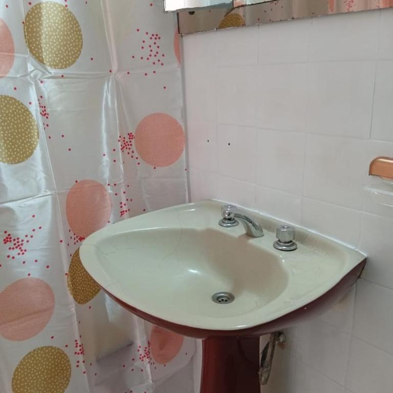 Departamento luminoso, de ambientes amplios, cerca de todo - Two-Bedroom Apartment - 10