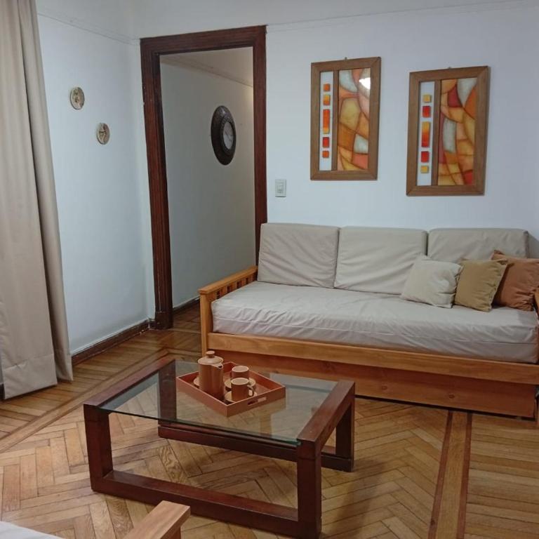 Departamento luminoso, de ambientes amplios, cerca de todo - Two-Bedroom Apartment - 1