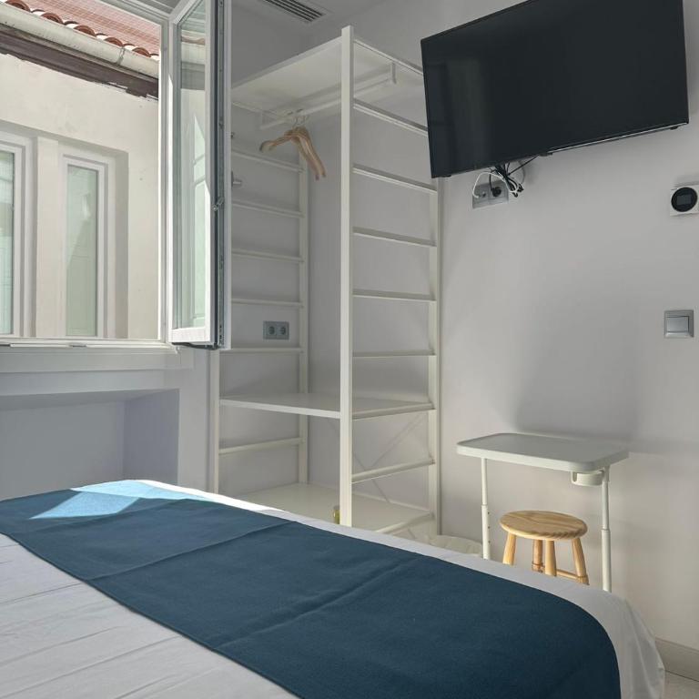 Hostal Palacio Leganitos - Double Room with Private Bathroom - 4