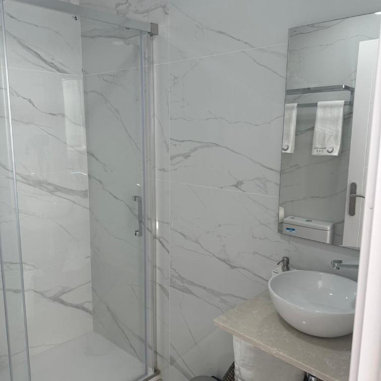 Hostal Palacio Leganitos - Double Room with Private Bathroom - 3