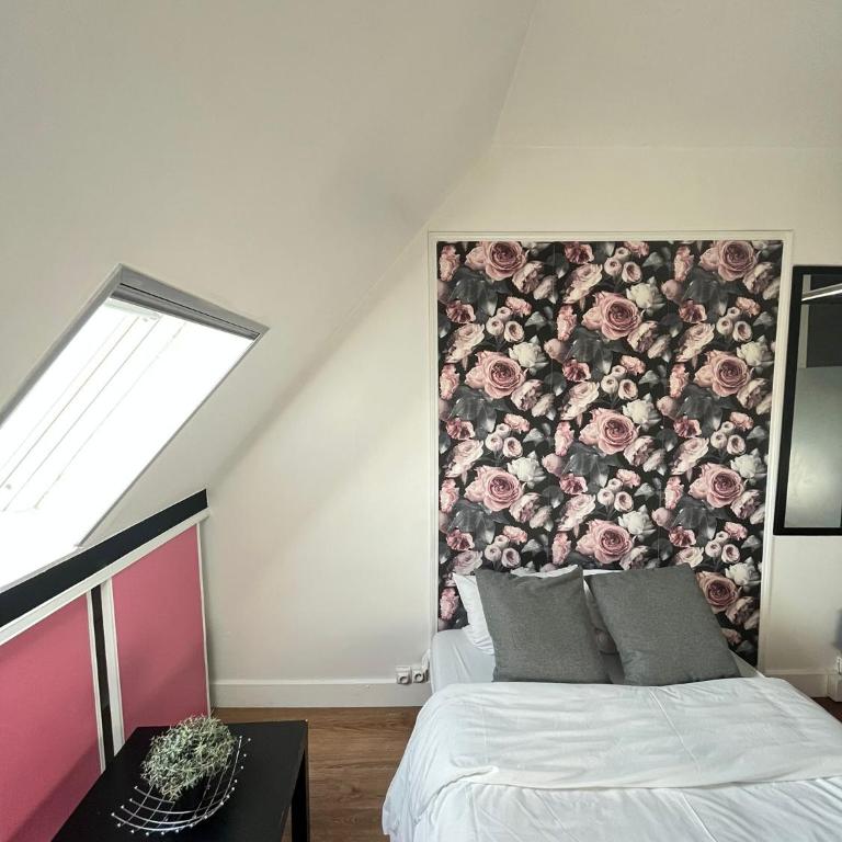 Small studio 6th floor -no lift - One-Bedroom Apartment - 1