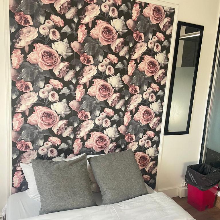 Small studio 6th floor -no lift - One-Bedroom Apartment - 2
