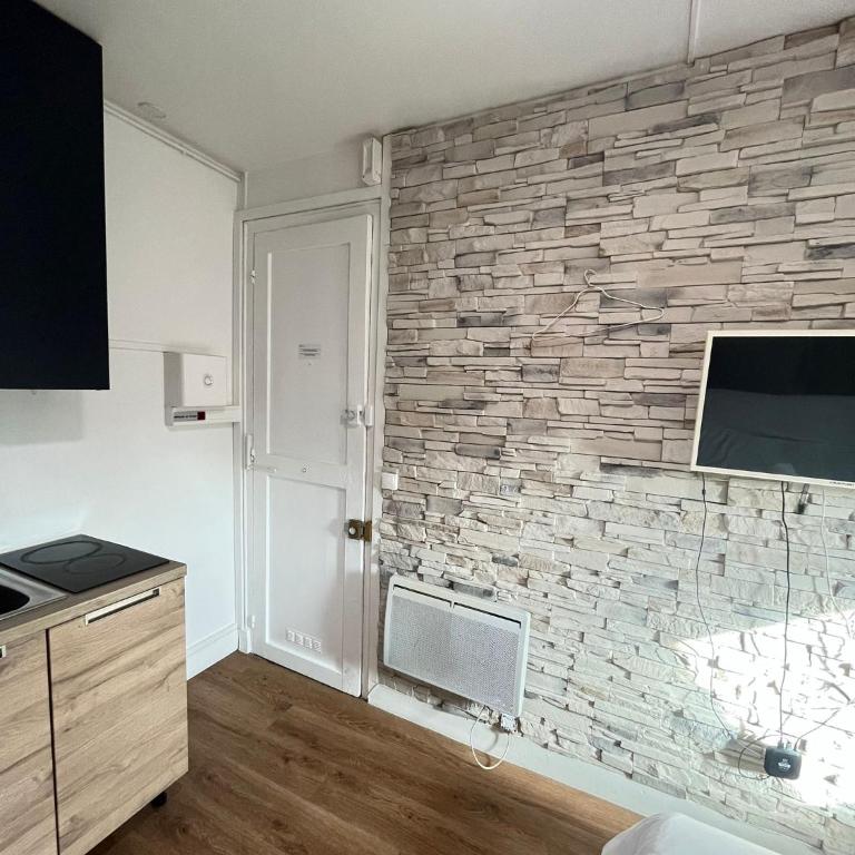 Small studio 6th floor -no lift - One-Bedroom Apartment - 3