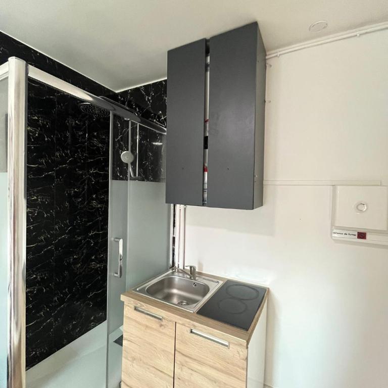 Small studio 6th floor -no lift - One-Bedroom Apartment - 4