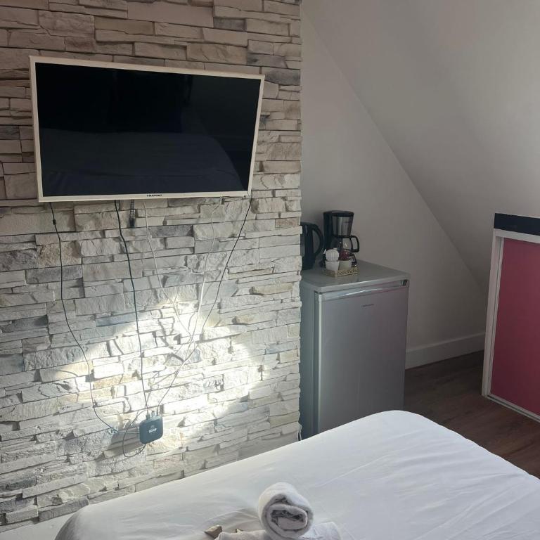 Small studio 6th floor -no lift - One-Bedroom Apartment - 8