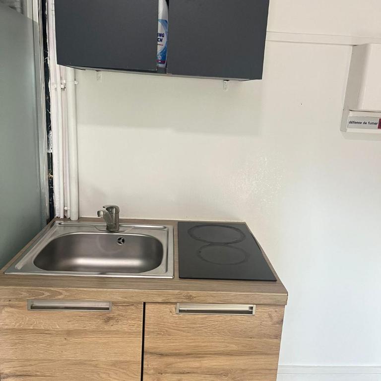 Small studio 6th floor -no lift - One-Bedroom Apartment - 9