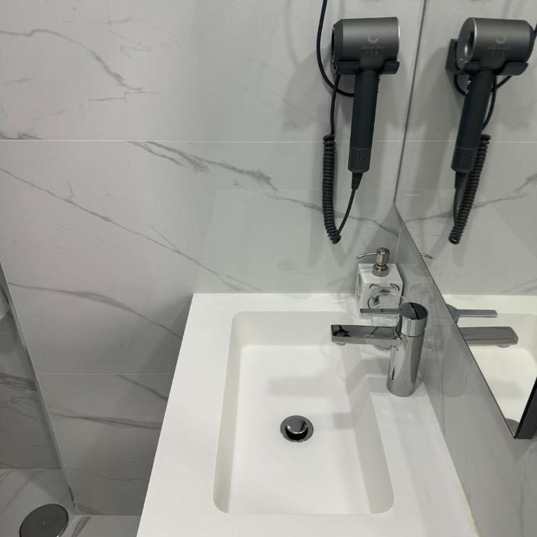 Hostal Palacio Leganitos - Single Room with Private Bathroom - 4