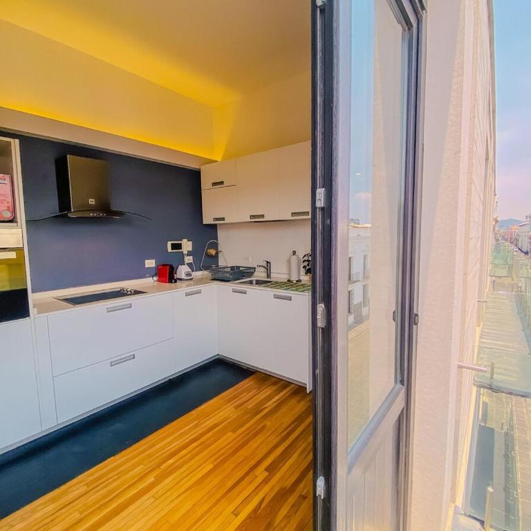 Spacious modern and centrally located - Apartamento de 2 dormitorios - 77