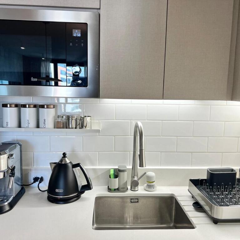 Near financial district, Metro, AC, 3D2B - Three-Bedroom Apartment - 11