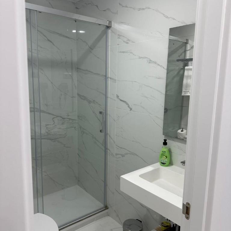 Hostal Palacio Leganitos - Triple Room with Private Bathroom - 1
