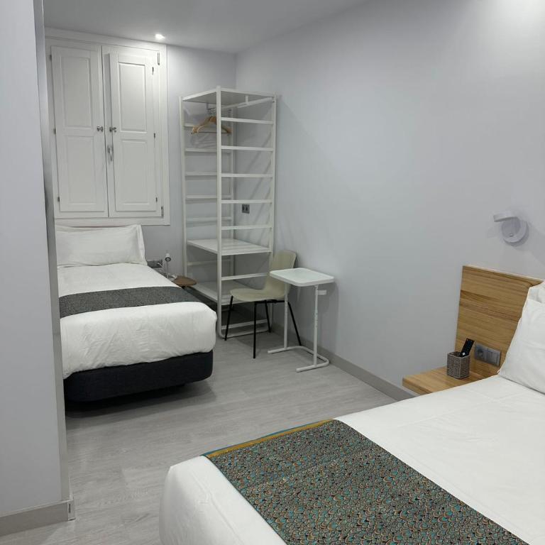 Hostal Palacio Leganitos - Triple Room with Private Bathroom - 4