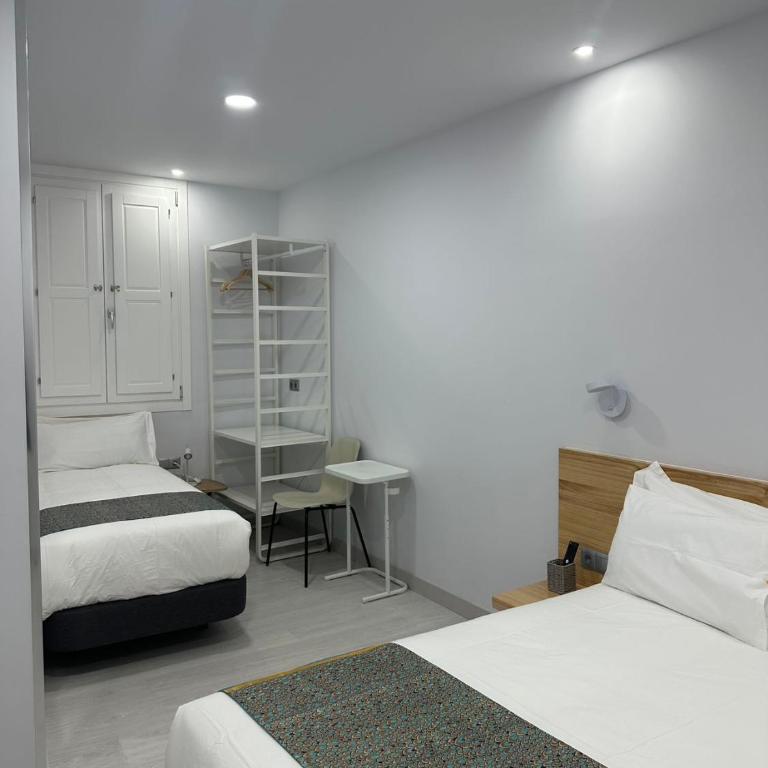 Hostal Palacio Leganitos - Triple Room with Private Bathroom - 3
