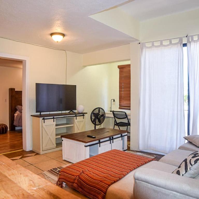 Stylish Apartment Upscale Chapultepec District - One-Bedroom Apartment with Balcony and City View - 4