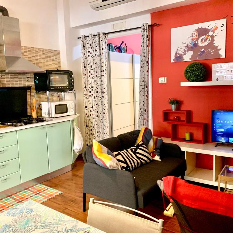 Hip Hop House - 3-minute walk from the Metro - One-Bedroom Apartment - 16
