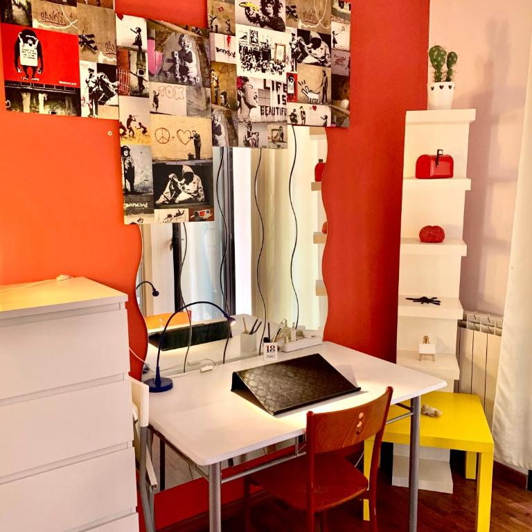 Hip Hop House - 3-minute walk from the Metro - One-Bedroom Apartment - 5