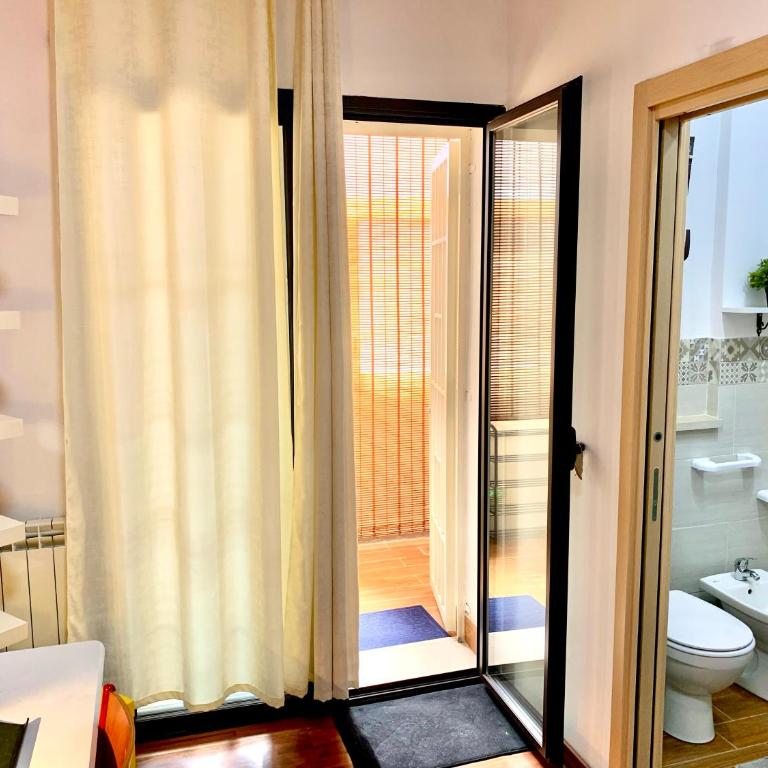 Hip Hop House - 3-minute walk from the Metro - One-Bedroom Apartment - 19