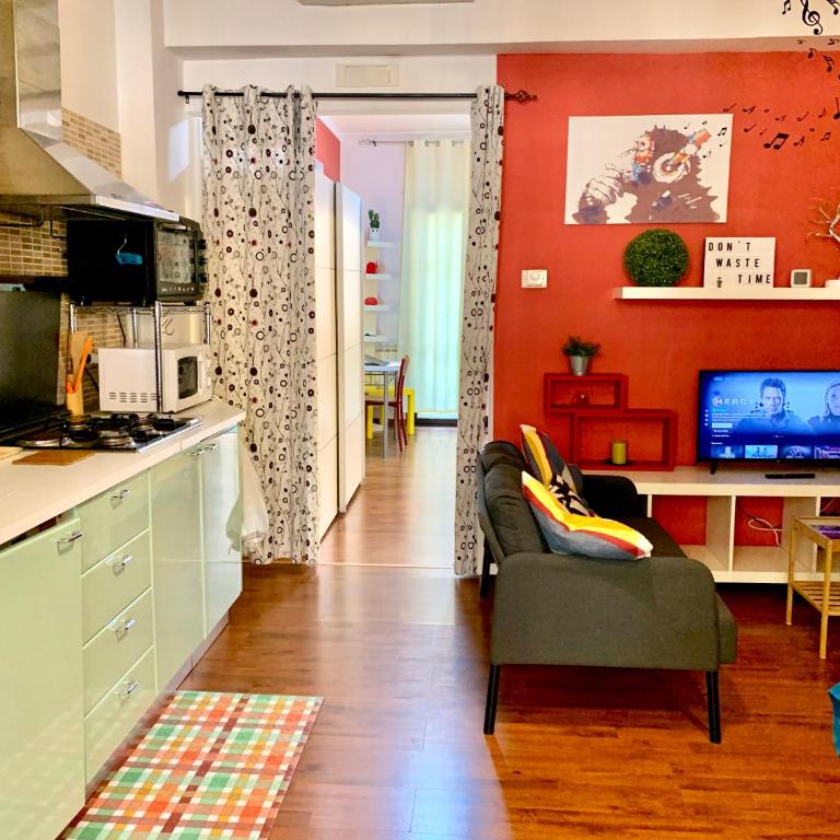 Hip Hop House - 3-minute walk from the Metro - One-Bedroom Apartment - 17