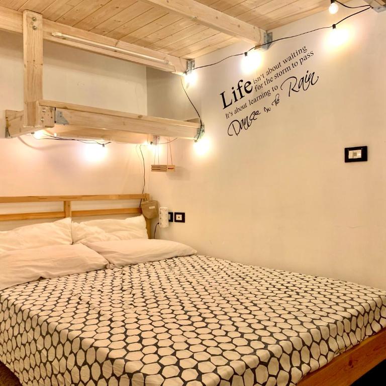 Hip Hop House - 3-minute walk from the Metro - One-Bedroom Apartment - 8