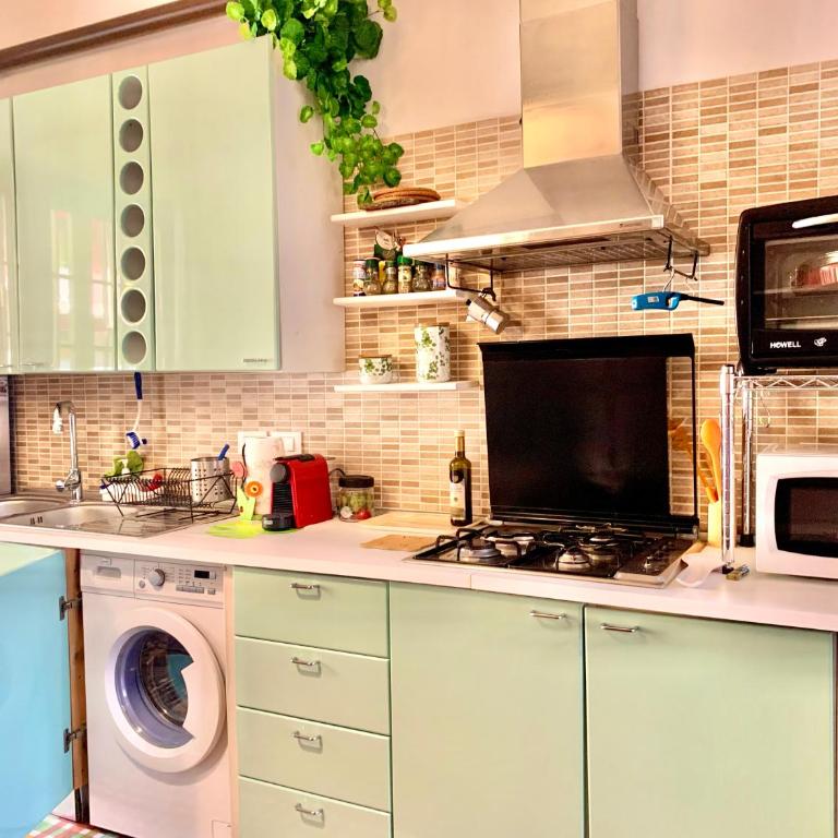 Hip Hop House - 3-minute walk from the Metro - One-Bedroom Apartment - 3