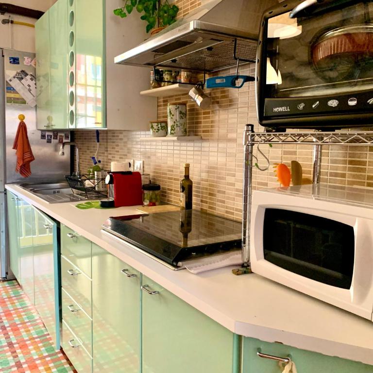 Hip Hop House - 3-minute walk from the Metro - One-Bedroom Apartment - 12