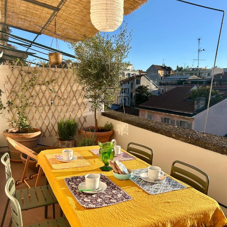 Sunny New Apt with Terrace 2 min Metro - Appartamento con 2 Camere da Letto e Terrazza - 2