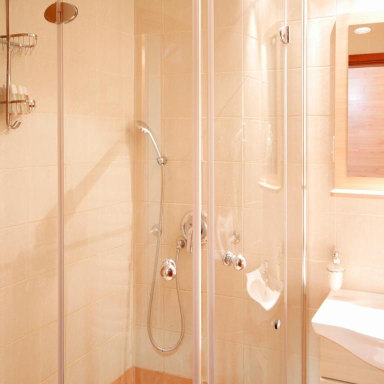Hotel Junior - Two-Bedroom Suite - 8