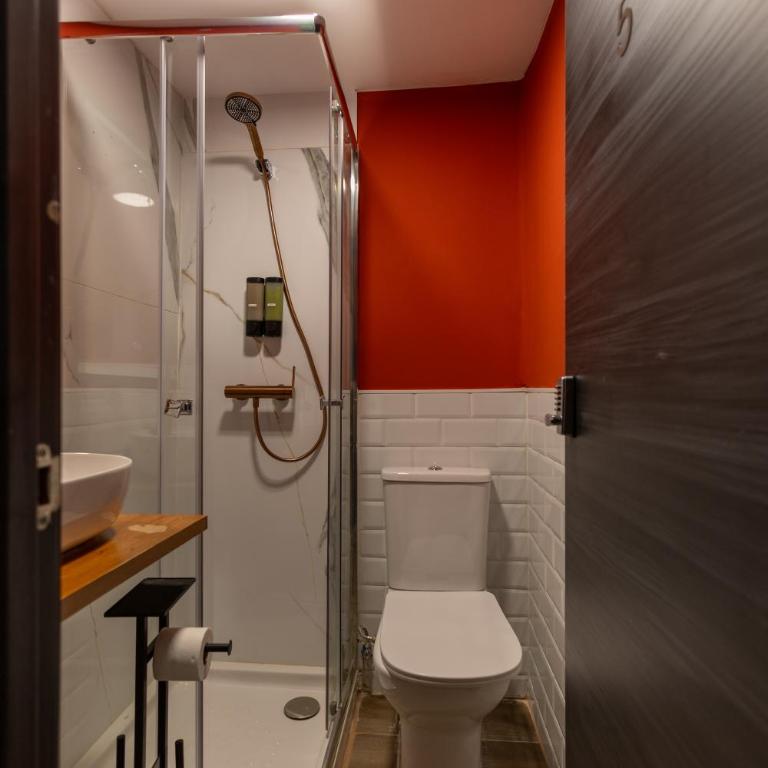 Suites Preciados l Madrid City Center - Double Room with Balcony and Shared Bathroom - 15