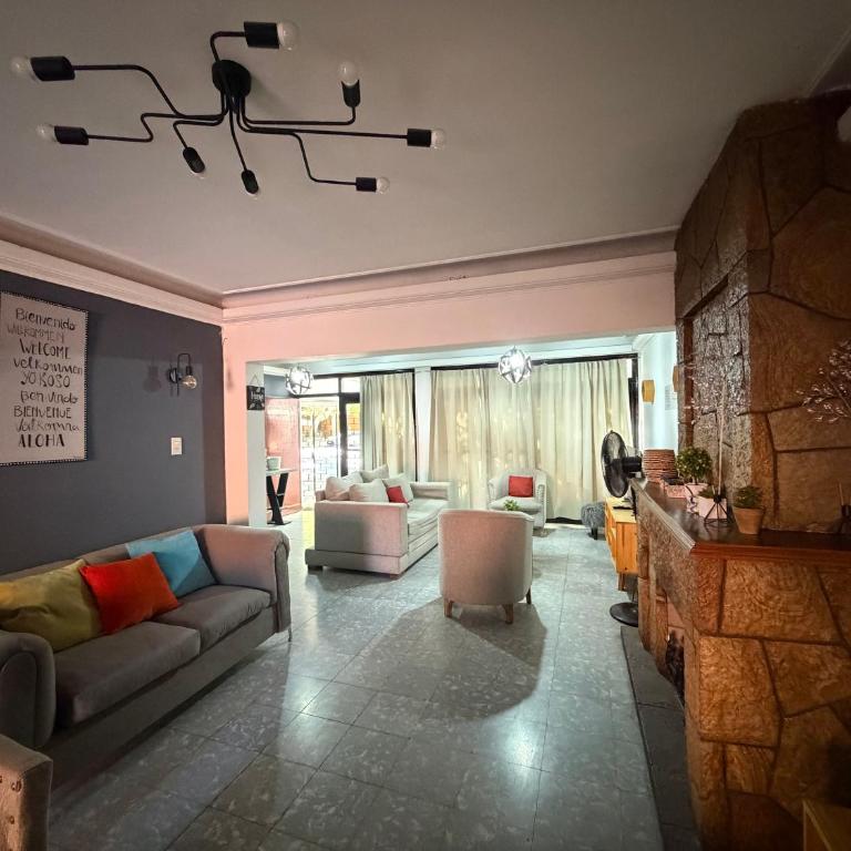 CASA PARA DOS A OCHO PERSONAS CON ESTACIONAMIENTO PARA DOS AUTOS Y DESAYUNO o MERIENDA INCLUIDO - Three-Bedroom House - 1
