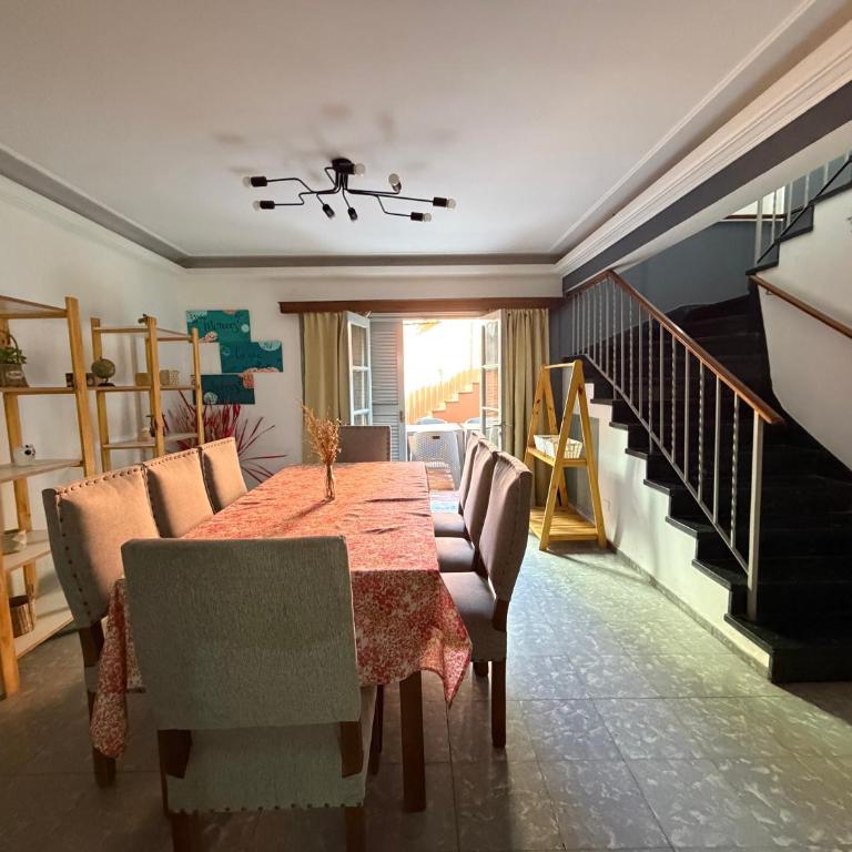 CASA PARA DOS A OCHO PERSONAS CON ESTACIONAMIENTO PARA DOS AUTOS Y DESAYUNO o MERIENDA INCLUIDO - Casa de 3 dormitorios - 4