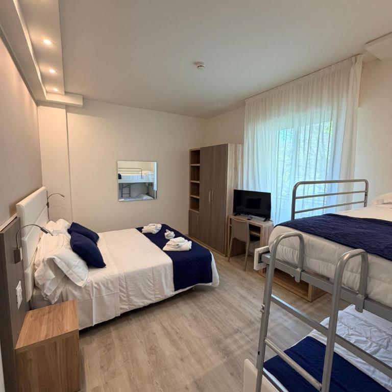 Hotel Reggiana - Standard Quadruple Room - 1