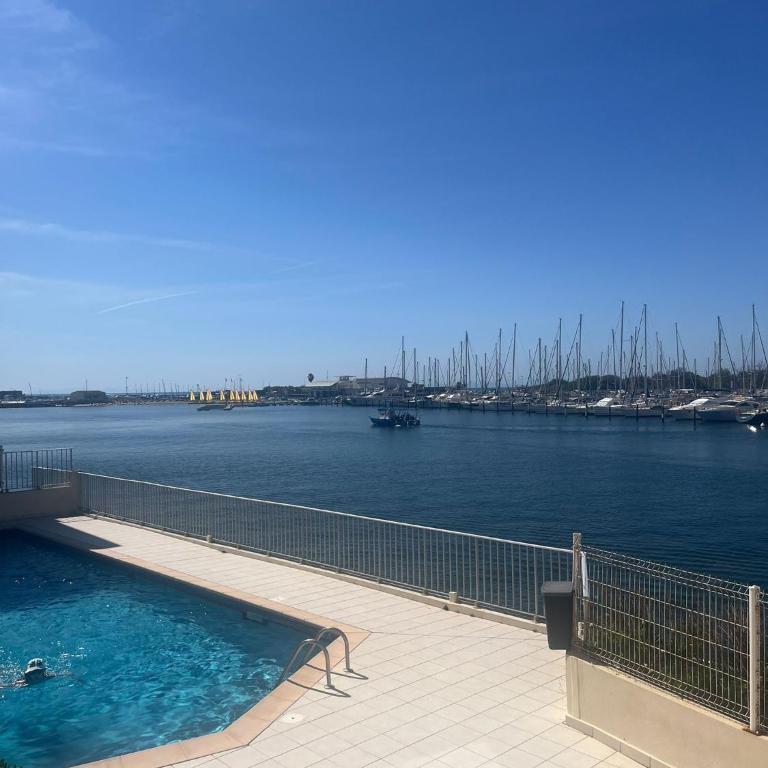 Studio - Bellevue agréable toutes saison 4 couchages - climatisation - parking privé - piscine sur mer - vue magnifique et rare - situation optimum - les argonautes - Ile des pêcheurs - Cap d'Agde - One-Bedroom Apartment - 8