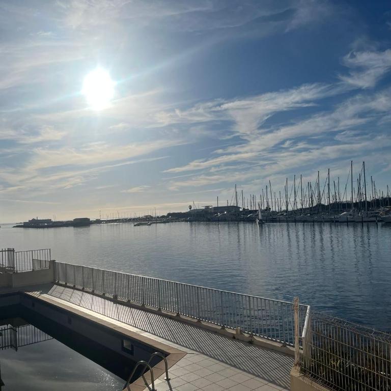 Studio - Bellevue agréable toutes saison 4 couchages - climatisation - parking privé - piscine sur mer - vue magnifique et rare - situation optimum - les argonautes - Ile des pêcheurs - Cap d'Agde - One-Bedroom Apartment - 5