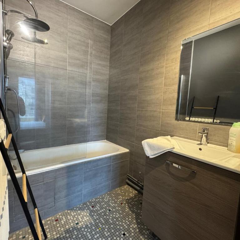 LUrbanMans - 4pers - Suite parentale - Wi-Fi - Two-Bedroom Apartment - 12