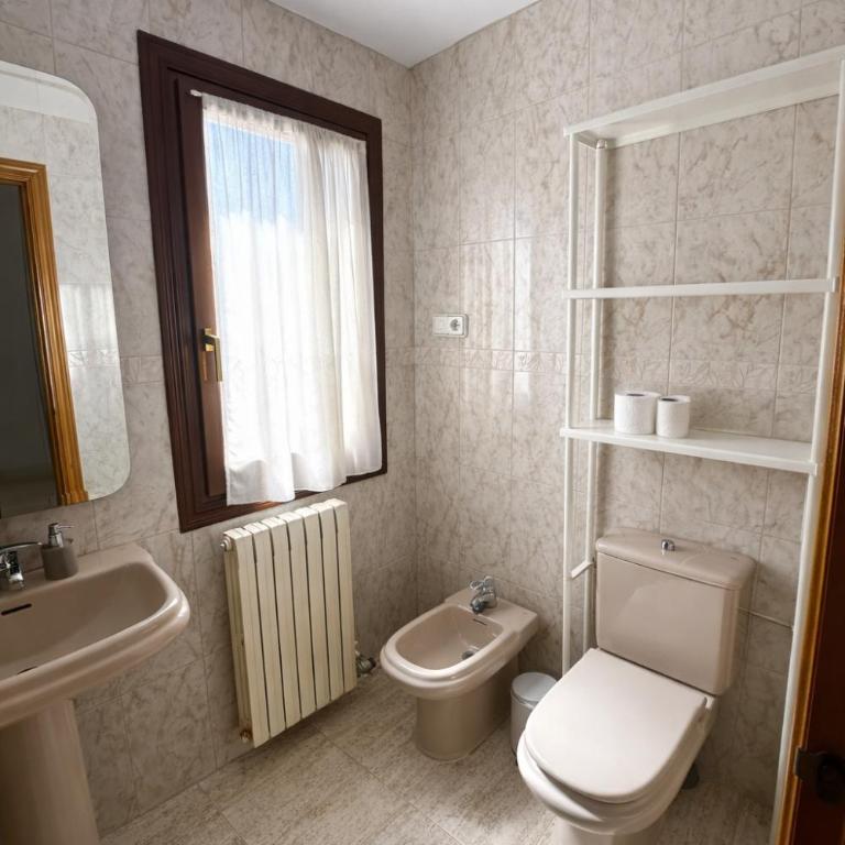 Amplio y Cómodo chalet a 15 minutos del centro con piscina y pistas de tenis - Five-Bedroom House - 21