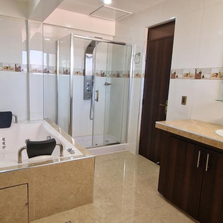 Hospedaje Tunari - Chalet de Lujo con Jacuzzy, Jardin, Horno y Barbacoa a Leña - Habitación con cama extragrande y bañera de hidromasaje - 21