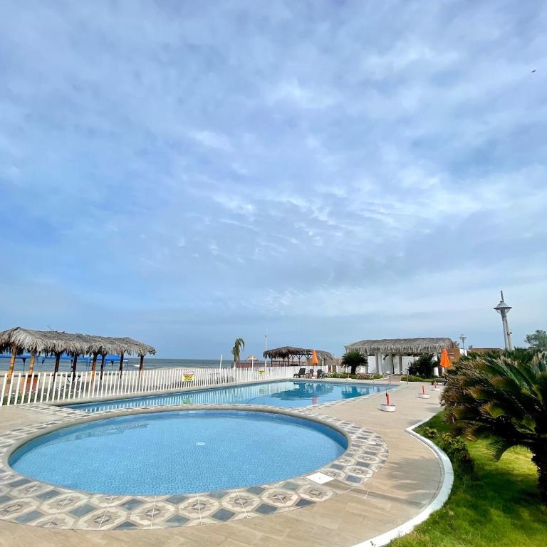 Casa de playa con piscina y salida al mar - Villa - 11