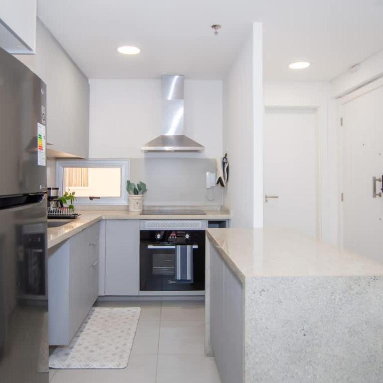 Stylish 2BR Pool Gym City Views Prime Spot - Apartamento - 20
